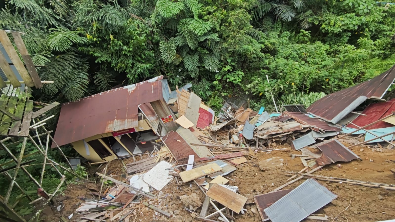 Longsor di Loa Hui, Tiga Rumah Warga Ambruk