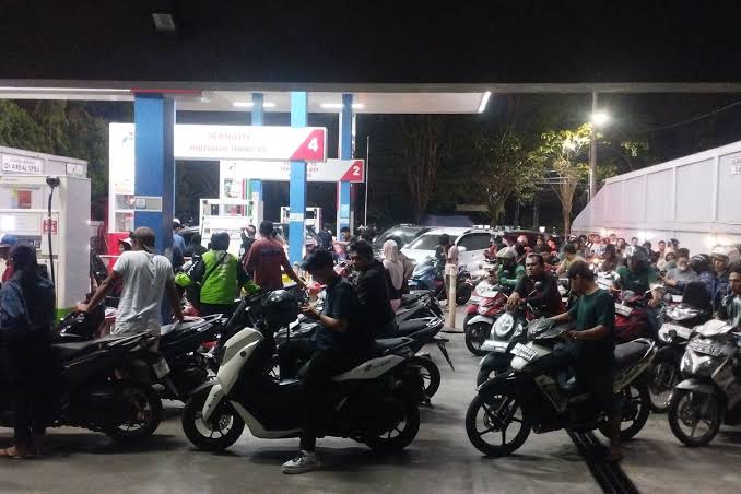 Bumi Battiwakkal Krisis BBM, Antrean Mengular hingga ke Jalan Utama