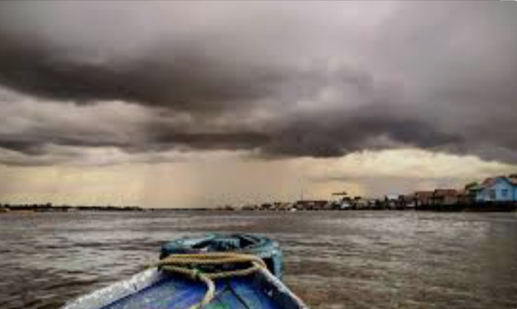 Nekat Terobos Hujan dan Petir Pakai Perahu, Nelayan Dikabarkan Hilang