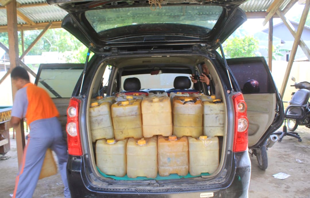 Pengetap Kuasai SPBU, Warga Keluhkan Antrean Panjang