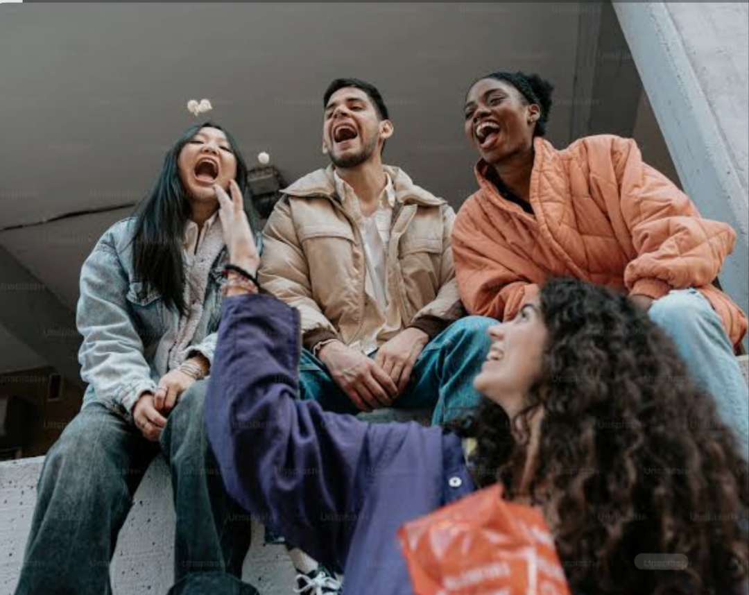 Cara Mengetahui Siapa yang Suka Pada Mu saat Kumpul dari Cara Tertawa