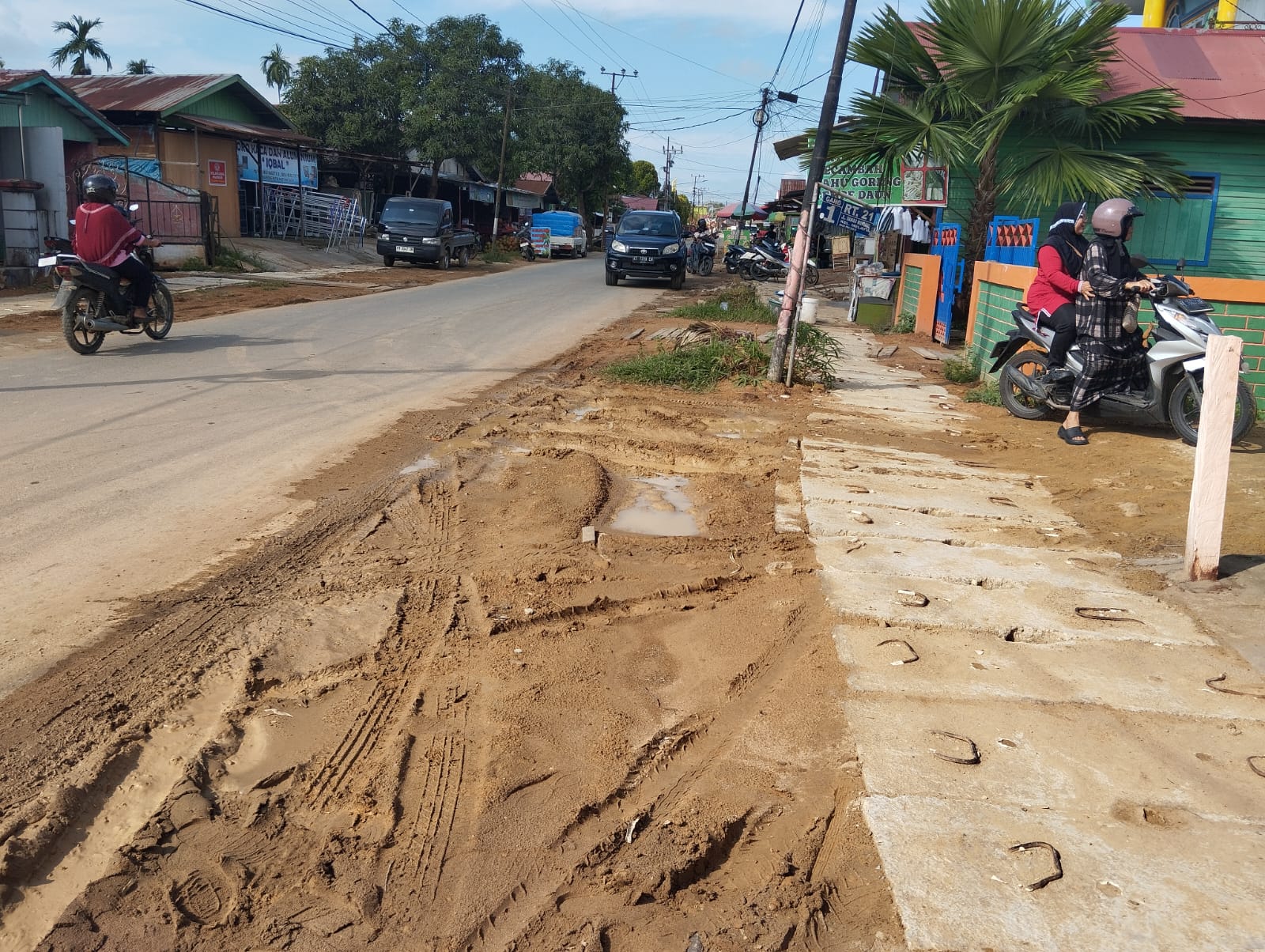 Warga Jalan Danau Murung Tenggarong Keluhkan Proyek Tak Tuntas