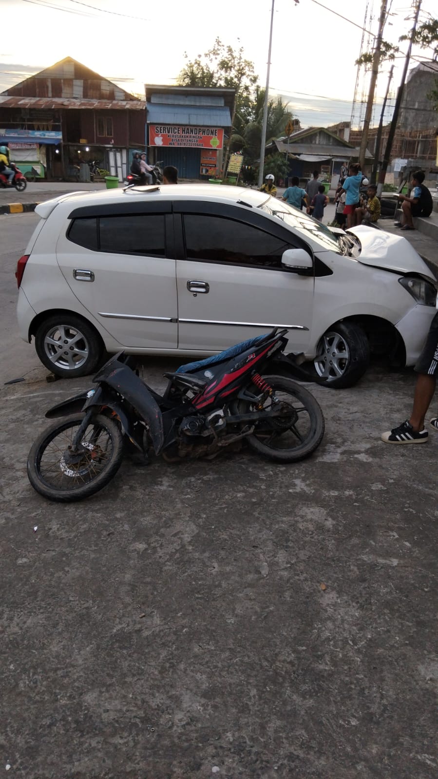 Di Bawah Pengaruh Narkoba, Pengemudi Mobil Seruduk Motor