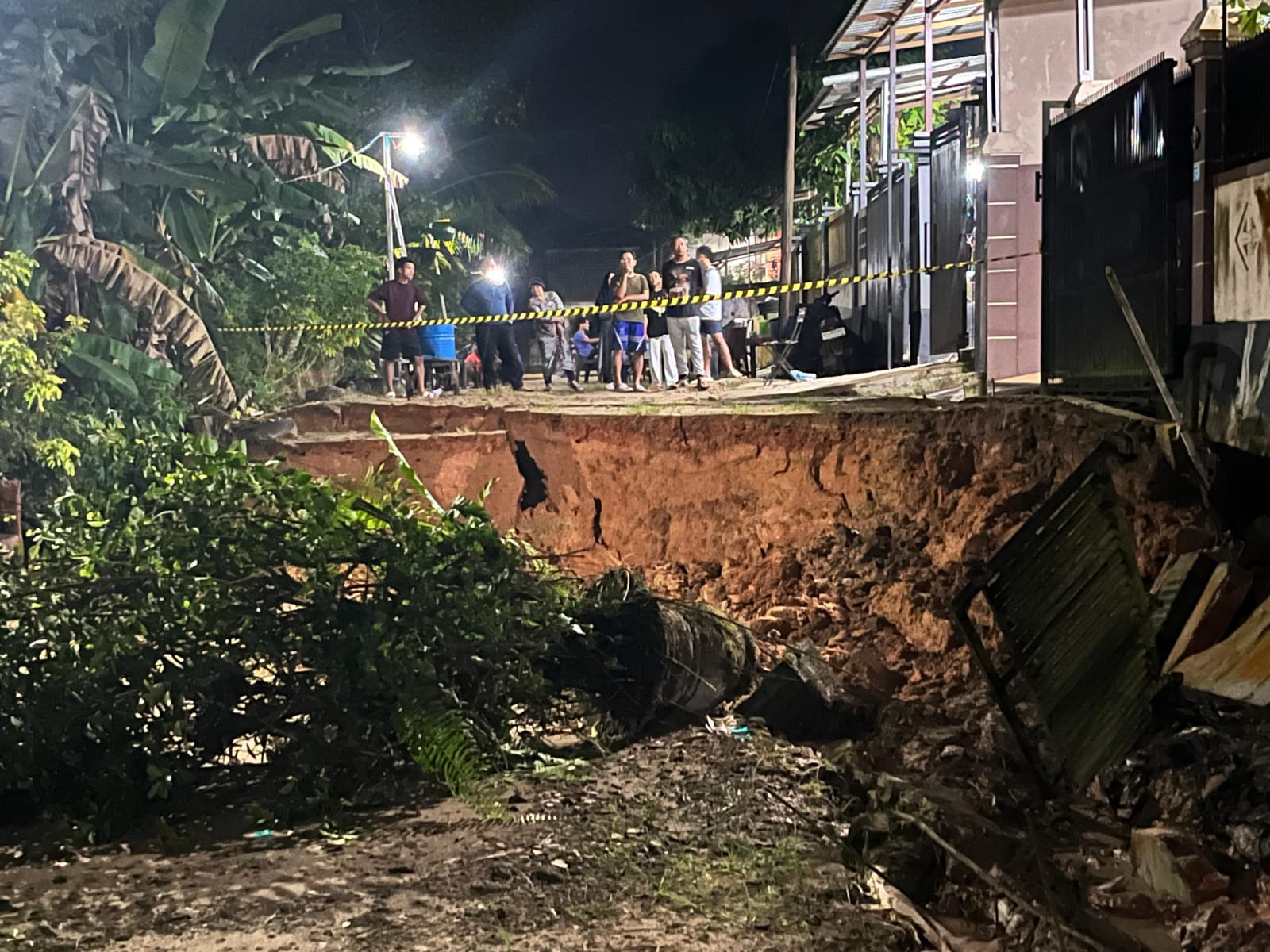 Akses Jalan Ambles, Dua KK di Bumi Prestasi Kencana Mengungsi