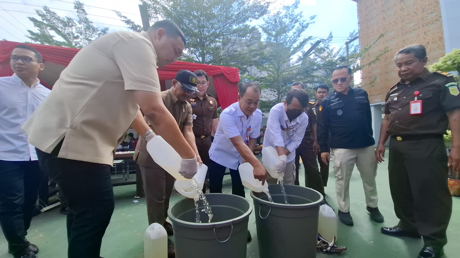 Mulai Miras Cap Tikus, Sabu hingga Uang Palsu Dimusnahkan Kejari Samarinda