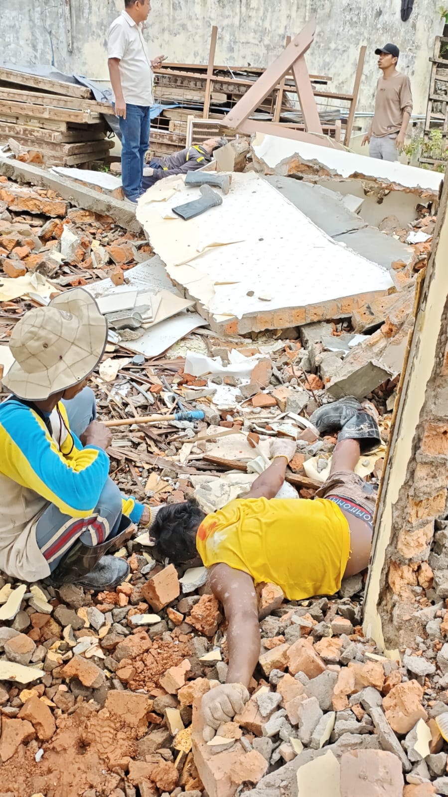Dua Pekerja Tertimpa Reruntuhan Tembok di Jalan Juanda